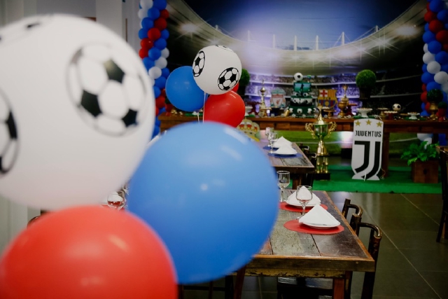 images/world_cup_2026_trophies.jpg