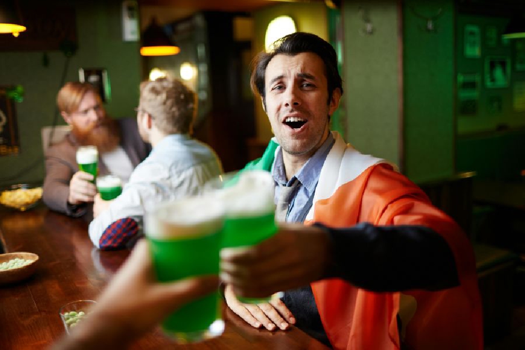 images/football_fans_cheers.jpg